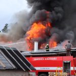Požár truhlárny byl zcela zlikvidován až druhý den dopoledne. Škoda je v milionech