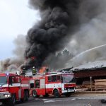 Požár truhlárny byl zcela zlikvidován až druhý den dopoledne. Škoda je v milionech