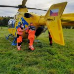 Ke střetu auta s motorkou na Táborsku vzlétl vrtulník