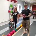 Kuželkářský maraton navštívily v průběhu pátku nejen sportovní osobnosti. Fronta na hru je i před půlnocí!