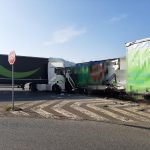 Křižovatka u Letů bude kvůli nehodě kamionů špatně průjezdná až do večera