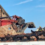 Na usedlosti zasažené požárem bylo třeba rozebrat střechu speciální technikou