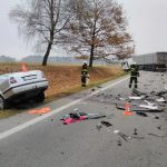 Střet octavie s kamionem skončil zraněním, z auta zbyl vrak