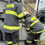 Střet octavie s kamionem skončil zraněním, z auta zbyl vrak