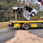 Střet octavie s kamionem skončil zraněním, z auta zbyl vrak