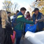 Děti z Bechyně se zapojily do šíření laskavosti. Přivezly dárky zvířatům z táborského útulku