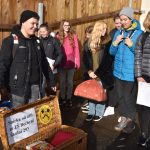 Děti z Bechyně se zapojily do šíření laskavosti. Přivezly dárky zvířatům z táborského útulku
