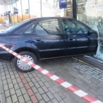 Místo na parkovišti řidička zaparkovala auto ve výloze