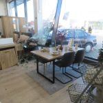 Místo na parkovišti řidička zaparkovala auto ve výloze