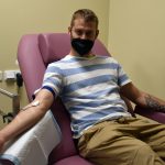 Fotbalisté Mladé Vožice a senátor Větrovský zahájili štafetu sportovců, kteří rozšíří řady dárců krve