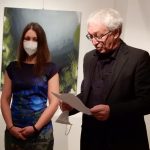 Rodačka ze Strakonic vystavuje sklo a malbu v plánské Galerii Fara