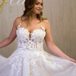 Salon Nefeli naplánuje svatbu na míru pro každou nevěstu. Od prstýnků, luxusních šatů, krásných šperků a hostiny po obřad na pláži