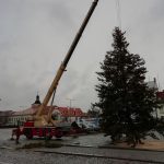 Na milevském náměstí už stojí vánoční strom. Adventní program město neruší