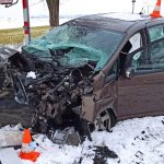 Řidič měl štěstí. Po střetu jeho auta s lokomotivou vystoupil po svých