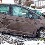 Řidič měl štěstí. Po střetu jeho auta s lokomotivou vystoupil po svých