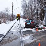 Řidič měl štěstí. Po střetu jeho auta s lokomotivou vystoupil po svých