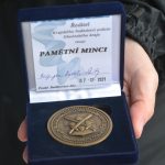 Ocenění za záchranu matky a dítěte dostalo sedm studentů a dva policisté