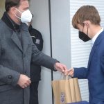 Ocenění za záchranu matky a dítěte dostalo sedm studentů a dva policisté