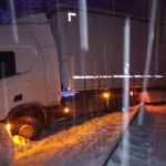 Sněhová nadílka potrápila řidiče. Hasiči dopoledne vyjížděli k 13 nehodám, zdravotníci k devíti
