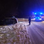 Sněhová nadílka potrápila řidiče. Hasiči dopoledne vyjížděli k 13 nehodám, zdravotníci k devíti