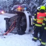 Sněhová nadílka potrápila řidiče. Hasiči dopoledne vyjížděli k 13 nehodám, zdravotníci k devíti