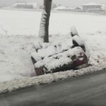 Sněhová nadílka potrápila řidiče. Hasiči dopoledne vyjížděli k 13 nehodám, zdravotníci k devíti