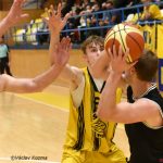 Ve šlágru kola mladí Sršni favoritu zdatně sekundovali a zvedali diváky ze sedadel