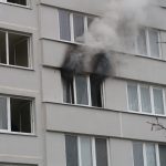 V Táboře museli z paneláku evakuovat 16 lidí. Hořelo ve čtvrtém patře