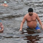 Otužilci na Nový rok plavali v Otavě, podmínky ale příliš zimní nebyly