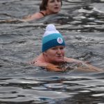Otužilci na Nový rok plavali v Otavě, podmínky ale příliš zimní nebyly