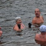 Otužilci na Nový rok plavali v Otavě, podmínky ale příliš zimní nebyly
