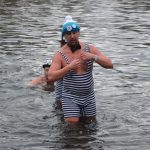 Otužilci na Nový rok plavali v Otavě, podmínky ale příliš zimní nebyly