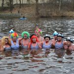Otužilci na Nový rok plavali v Otavě, podmínky ale příliš zimní nebyly