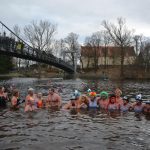 Otužilci na Nový rok plavali v Otavě, podmínky ale příliš zimní nebyly