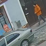 Policie hledá tohoto muže. Ukradl kabelku a neoprávněně vybíral z bankomatu