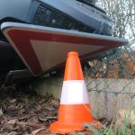 Muž před policisty ujížděl, po nehodě se v autě uzamkl. Měl k tomu dobrý důvod