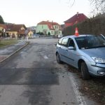 Muž před policisty ujížděl, po nehodě se v autě uzamkl. Měl k tomu dobrý důvod