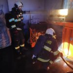 Hasiči při nočním zásahu likvidovali požár lisu