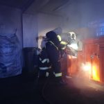 Hasiči při nočním zásahu likvidovali požár lisu