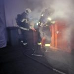 Hasiči při nočním zásahu likvidovali požár lisu
