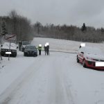 Tiguan skončil na střeše, Passat narazil do značky a jiného auta