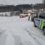 Tiguan skončil na střeše, Passat narazil do značky a jiného auta