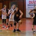 VIDEO: Malé basketbalistky udělaly své trenérce radost. Čím?