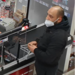 Poznáváte muže na fotografii? Po jeho totožnosti pátrá policie