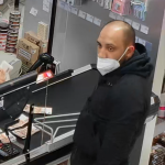 Poznáváte muže na fotografii? Po jeho totožnosti pátrá policie