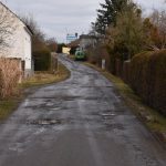 Obyvatelé sezimovoústecké ulice Nad Mýtem chodí potmě cestou, která je samá díra
