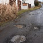 Obyvatelé sezimovoústecké ulice Nad Mýtem chodí potmě cestou, která je samá díra