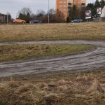 Obyvatelé sezimovoústecké ulice Nad Mýtem chodí potmě cestou, která je samá díra