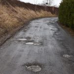 Obyvatelé sezimovoústecké ulice Nad Mýtem chodí potmě cestou, která je samá díra