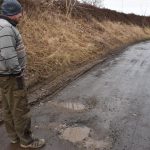 Obyvatelé sezimovoústecké ulice Nad Mýtem chodí potmě cestou, která je samá díra